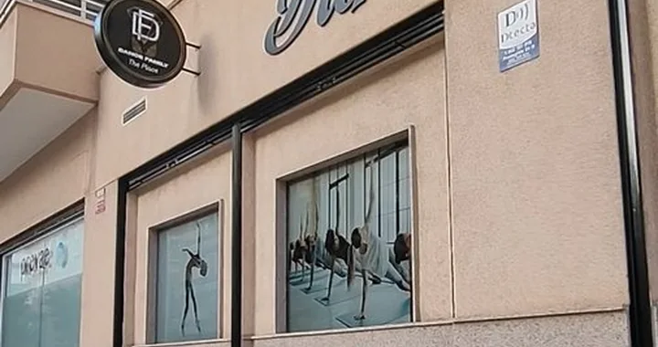 Fachada de la escuela Dance Family en Elche, de noche y con el rótulo encendido