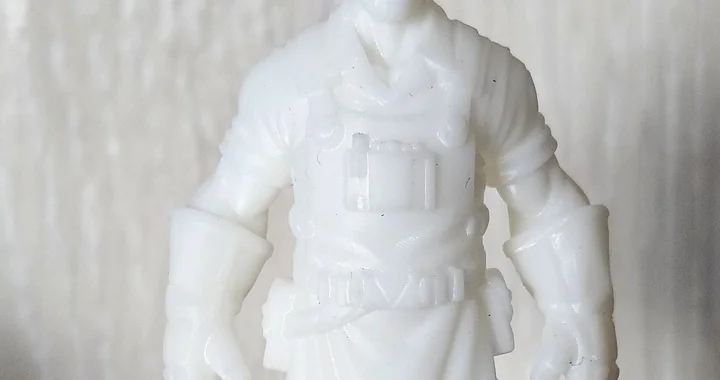 TARS impreso en resina en nuestro taller, sin pintar: se ve el detalle del chaleco, el cinturón y las manos